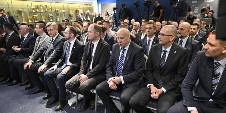 Sportske novosti – IO Dinama zasjedao četiri sata, iz Maksimira poručili: ‘Klub funkcionira odlično, a u svlačionici se rađa inat’