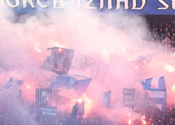 Sportske novosti – Kako je moguće prošvercati toliko pirotehnike? Padalo je sve i svašta, eksplozije su odjekivale kao u filmu