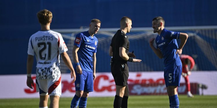 Sportske novosti – ‘Ovi Ademi stalno, svaku utakmicu, pet puti pada ka’ mrtav, a kad se digne, trči ka’ zec. Pratimo ga kako jauče’