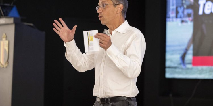 Sportske novosti – Povjereniku sudaca Layecu se vjerojatno štucalo u ponedjeljak, jedan potez izazvao je nevjericu