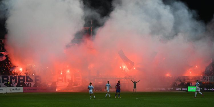 Sportske novosti – Rijeka i Hajduk zbog ponašanja svojih navijača moraju platiti 58.000 eura kazne
