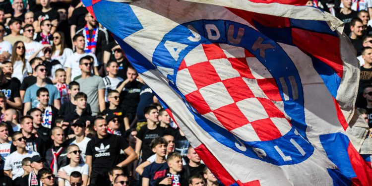 Sportske novosti – Splitski paralelni svijet: Dinamo i Hajduk u transu, na Poljudu napokon stanuju strani suci i strani novinari!?