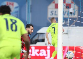 Sportske novosti – UŽIVO/VIDEO: Stojković zabio nakon fantastične akcije, Kanga zatresao vratnicu, Slaven ostao s igračem manje