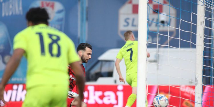 Sportske novosti – UŽIVO/VIDEO: Stojković zabio nakon fantastične akcije, Kanga zatresao vratnicu, Slaven ostao s igračem manje