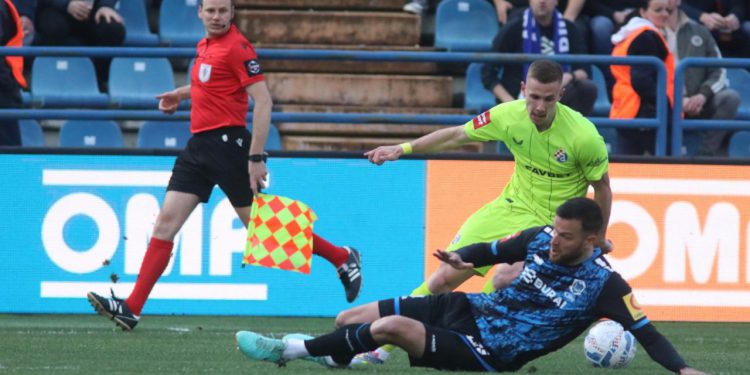 Sportske novosti – VIDEO Bizaran potez Dinamove zvijezde: Majstor svima dokazao da je moguće ‘uklizati’ metar i pol iznad zemlje