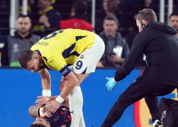 Sportske novosti – VIDEO Uznemirujuće scene: Strašan sudar glavama, prvi pritrčao Džeko, nesretnog braniča prevrnuli na bok