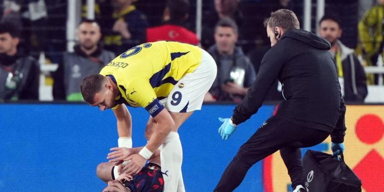 Sportske novosti – VIDEO Uznemirujuće scene: Strašan sudar glavama, prvi pritrčao Džeko, nesretnog braniča prevrnuli na bok