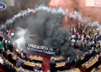 Srpski zastupnici oporbe bacaju dimne granate, suzav u parlamentu