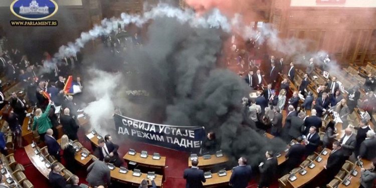 Srpski zastupnici oporbe bacaju dimne granate, suzav u parlamentu