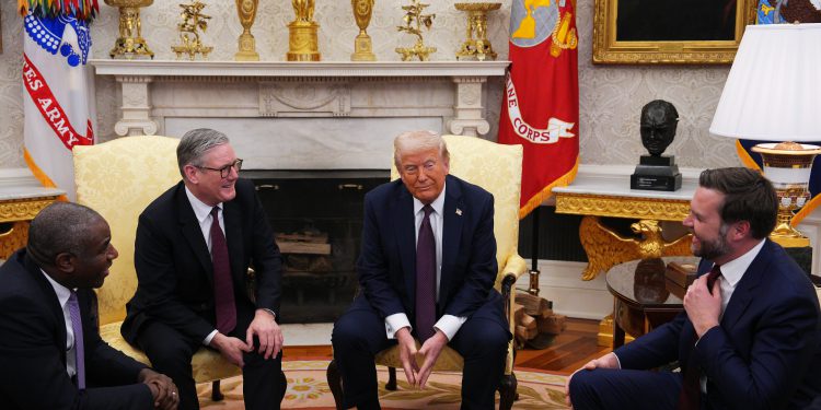 Starmerove ambicije za Trumpovom trgovinskom sporazumom upravo su naišle na veliki problem – JD Vance