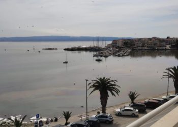 Stobrečka vala strahovito smrdi po gorivu, na površini mora velike mrlje