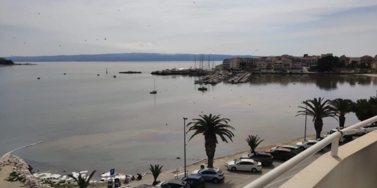 Stobrečka vala strahovito smrdi po gorivu, na površini mora velike mrlje