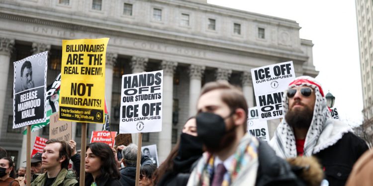 Stotine skupa za Mahmoud Khalil izvan suda dok odvjetnici osuđuju “neviđeni” slučaj protiv studenta Columbia