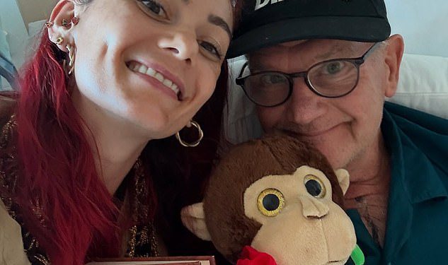Strogo je Dianne Buswell izdao zdravstveno ažuriranje oca nakon operacije srca – danima nakon što je izazvao zabrinutost bolničkom fotografijom dok plesačica priznaje da je bilo “teških 18 mjeseci”