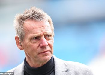 Stuart Pearce otkriva da mu je srce ponovno pokrenulo medicinsko osoblje, dok legenda Engleske objašnjava iza sebe izazvalo zdravlje koje je dovelo do hitnog slijetanja na let u Las Vegasu