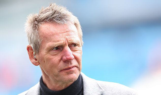 Stuart Pearce otkriva da mu je srce ponovno pokrenulo medicinsko osoblje, dok legenda Engleske objašnjava iza sebe izazvalo zdravlje koje je dovelo do hitnog slijetanja na let u Las Vegasu