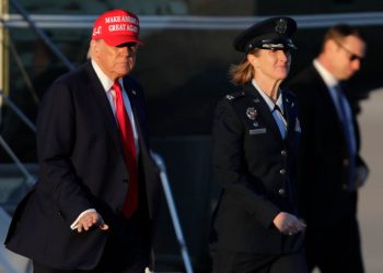 Sudac pravila šef agencije za nadzor mora zadržati svoj posao, kaže da je Trumpova ponuda da ga izbaci bila nezakonita