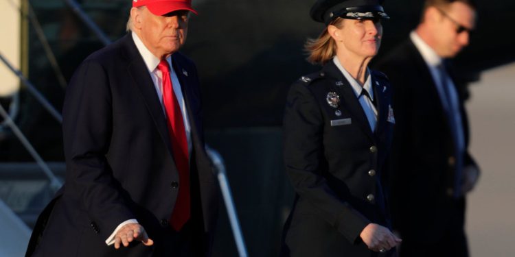 Sudac pravila šef agencije za nadzor mora zadržati svoj posao, kaže da je Trumpova ponuda da ga izbaci bila nezakonita