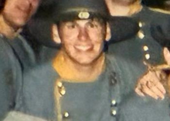 Sudac u Sjevernoj Karolini Izazovi ishod rase nosio je uniformu Konfederacije na fakultetskoj fotografiji