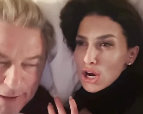 Supruga Aleca Baldwina Hilaria prisiljava ga na ponižavajuću ispriku nakon pljuvanja crvenog tepiha