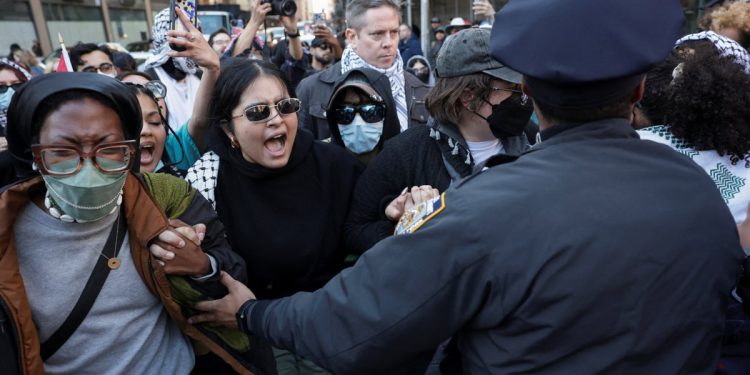 Supruga pritvorenog pro-palestinskog studentica Columbia poziva na njegovo puštanje na slobodu jer su prosvjednici uhićeni u New Yorku