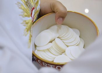 Svećenik pokazao hostiju na kojoj se pojavilo lice: Pogledajte i dalje je tamo