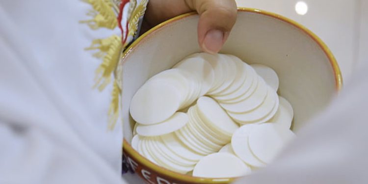 Svećenik pokazao hostiju na kojoj se pojavilo lice: Pogledajte i dalje je tamo