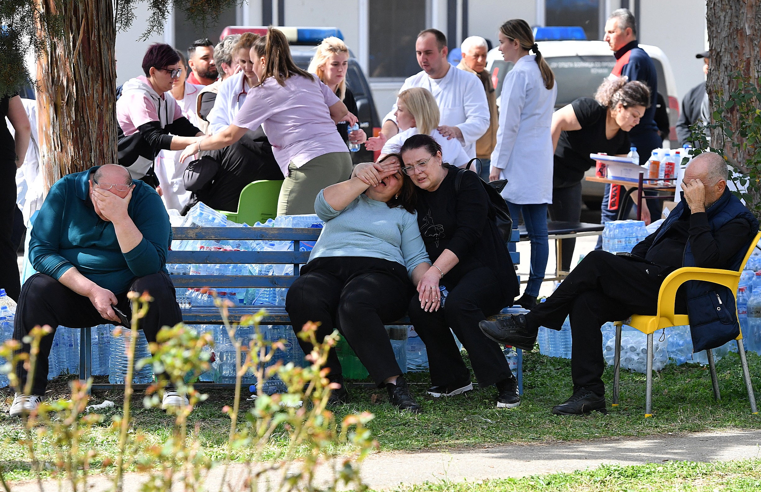 Rođaci žrtava preko noći u prepunom noćnom klubu u Sjevernoj Makedoniji, pričekajte vijesti o njihovim najmilijima u Općoj bolnici Kocani u Kocaniju, 16. ožujka 2025.
