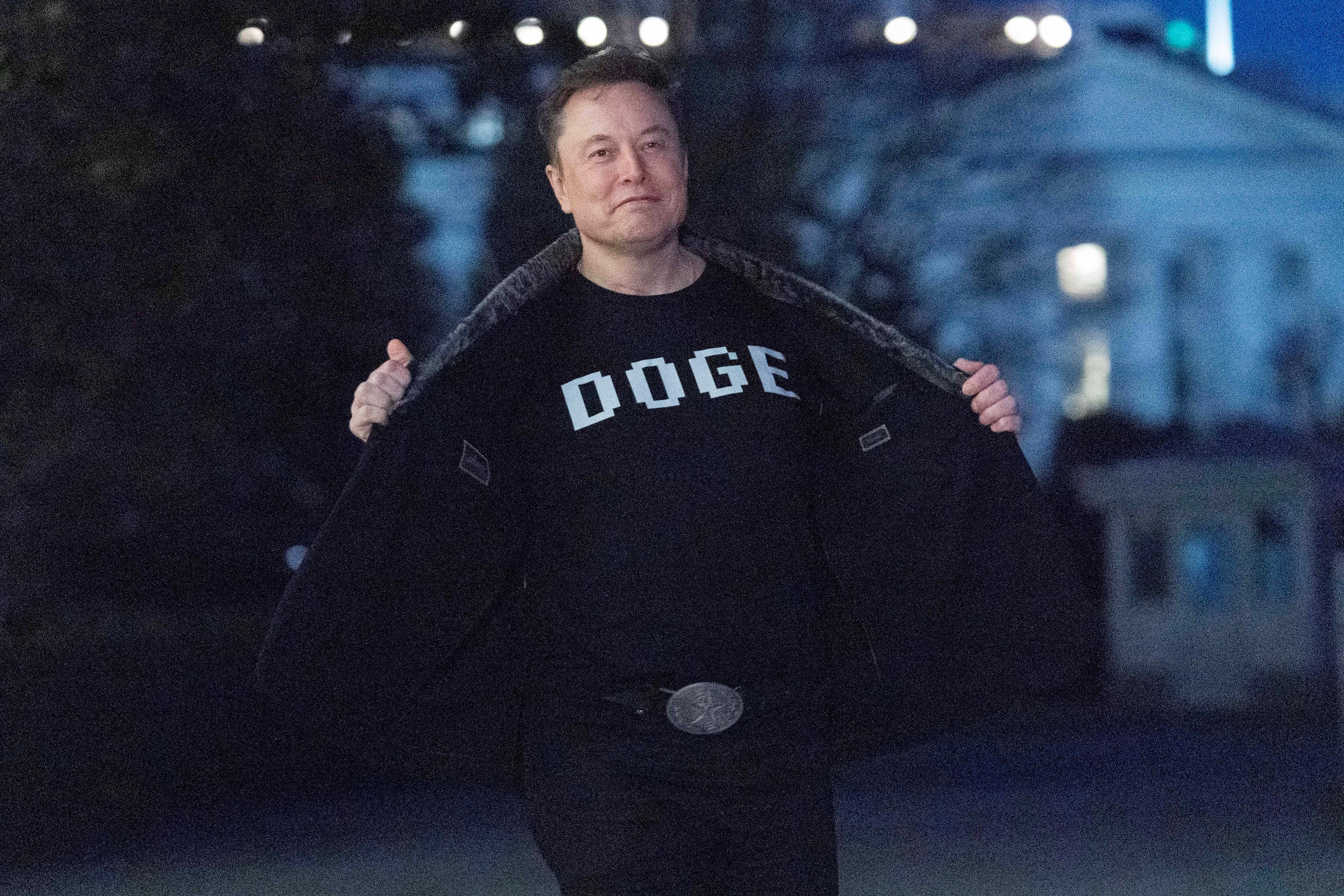 Elon Musk koji ima majicu doge u Bijeloj kući