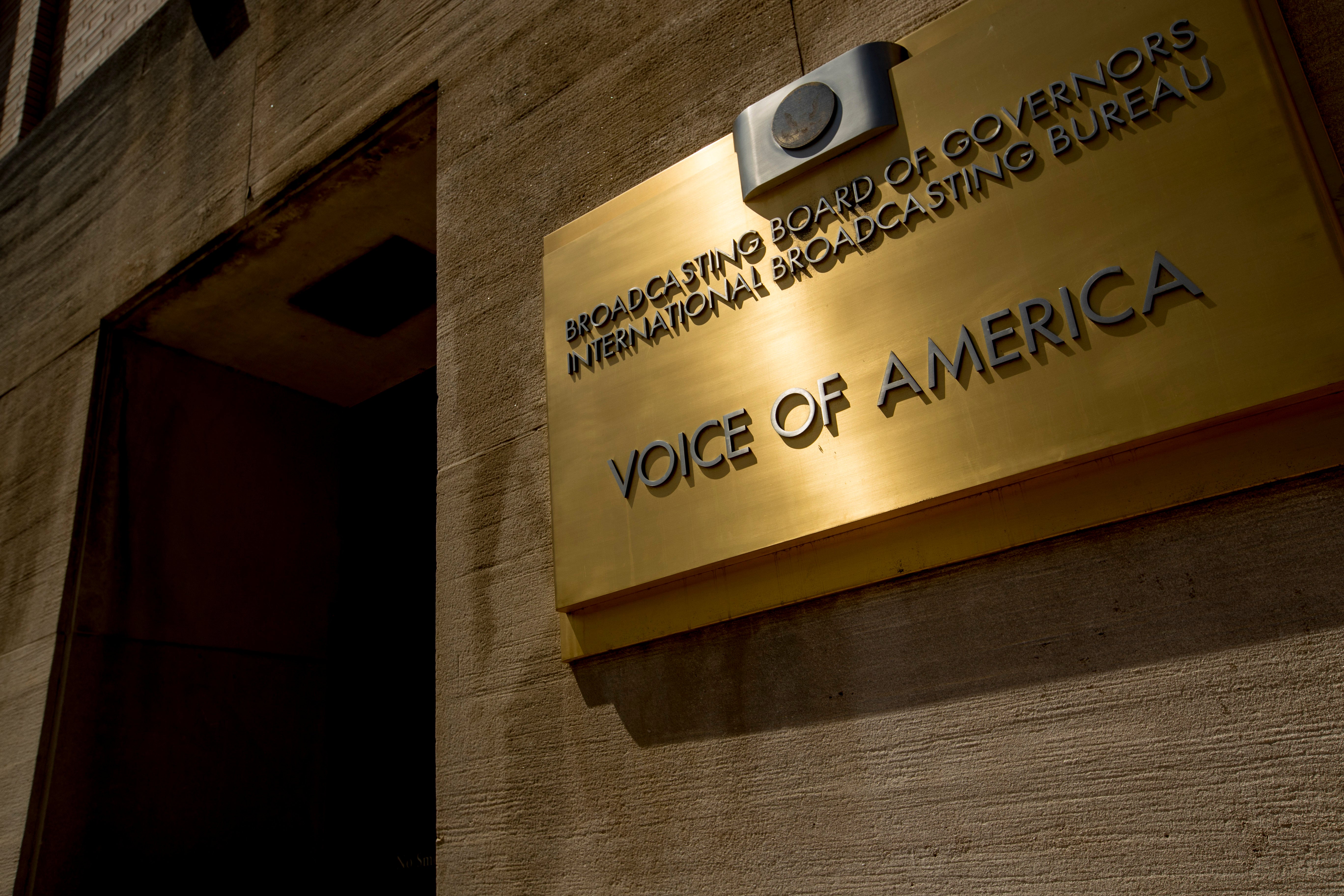 Zaposlenici Voice of America primili su u subotu e -poštu, stavljajući ih na administrativni dopust