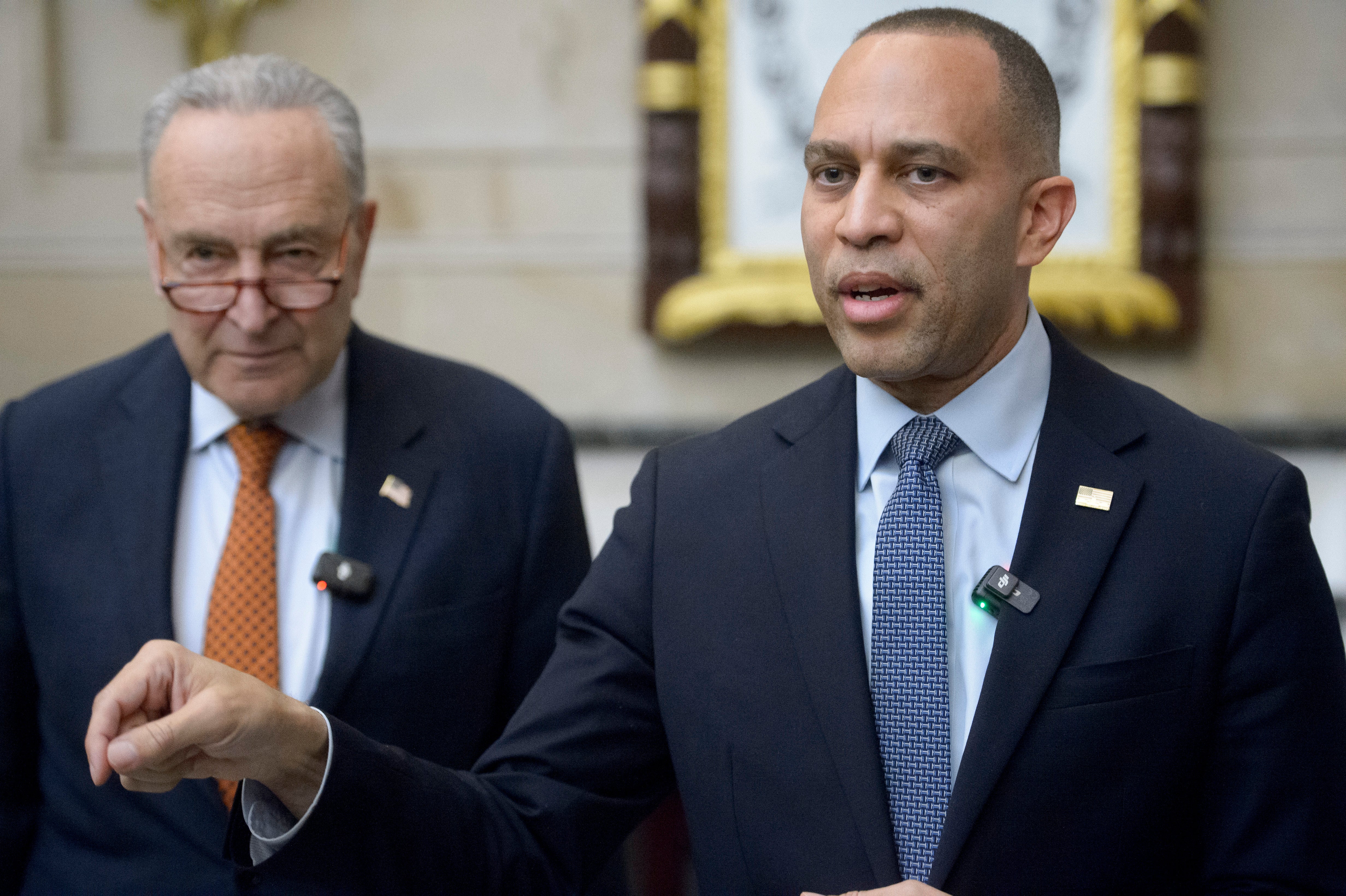 Tijekom tiskovne konferencije u petak, demokratski vođa kuće Hakeem Jeffries, desno, više puta se izmiču na pitanje ima li još uvijek vjeru u Schumer, lijevo, kao vođa senatske manjine