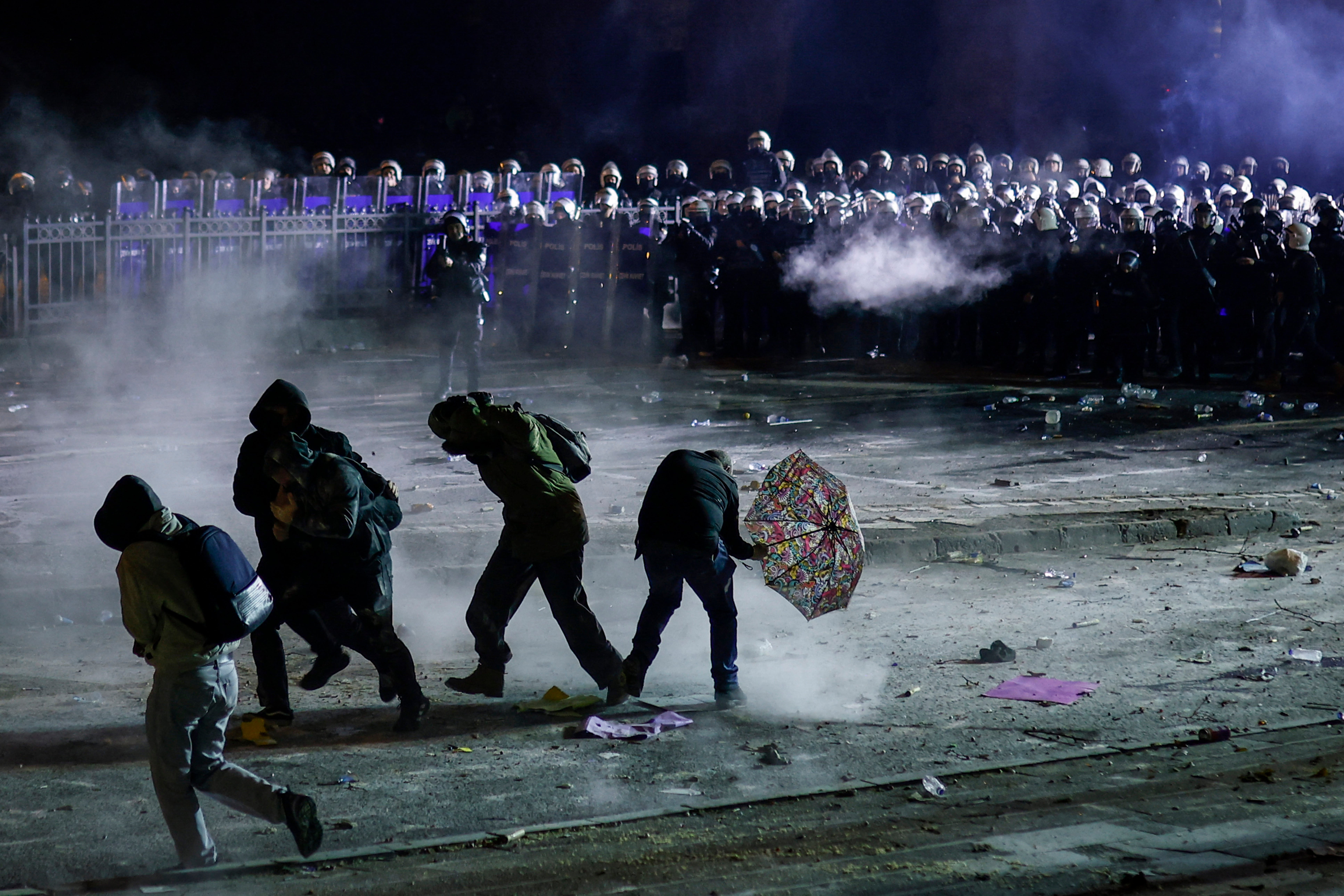 Prosvjednici se raspršuju dok policija turske nerede koristi suzavac tijekom demonstracije izvan gradske vijećnice Istanbula