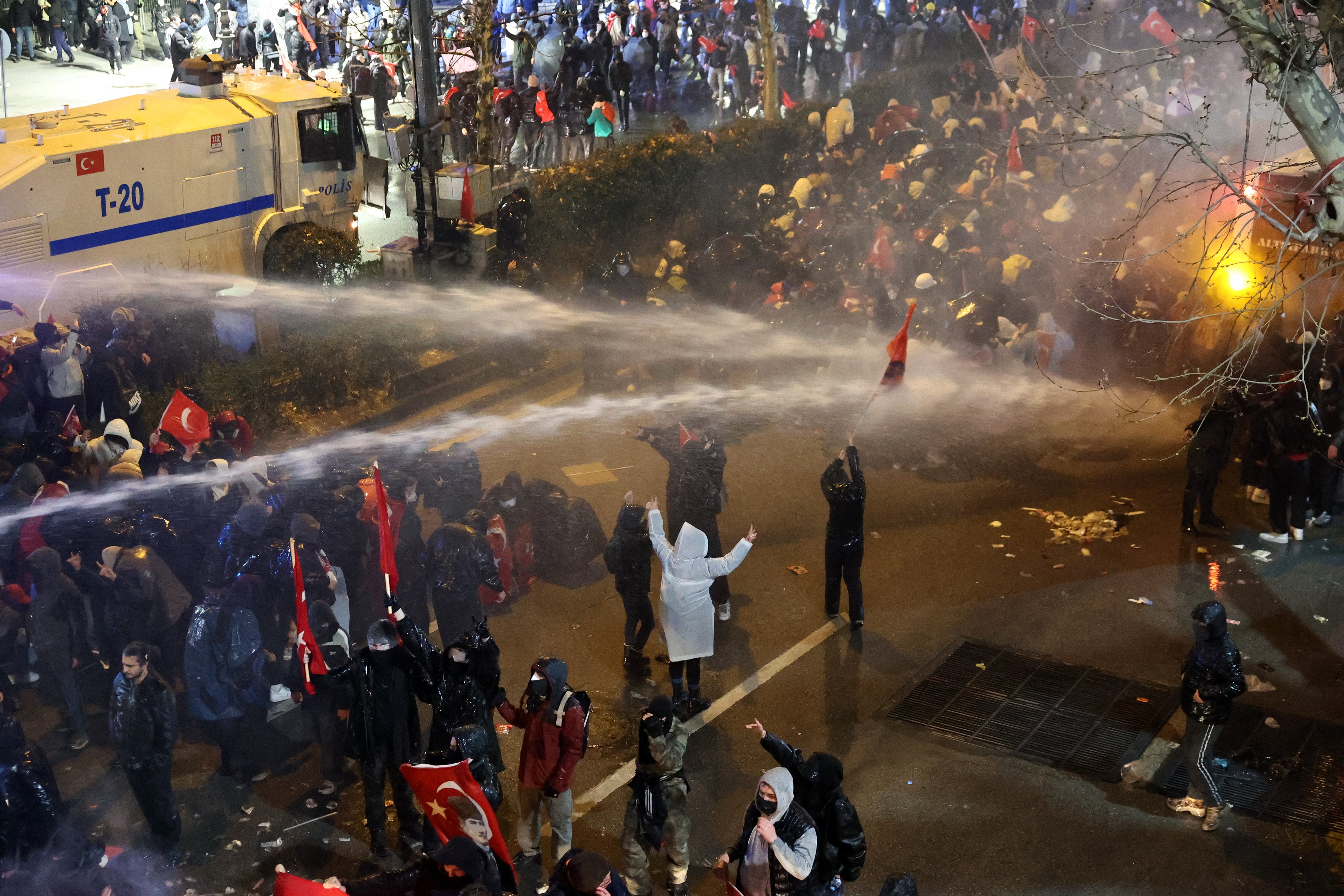 Prosvjednici se sukobljavaju s turskom policijom protiv nereda dok tijekom demonstracije u Ankari koriste topove suzavaca i vodenih topova