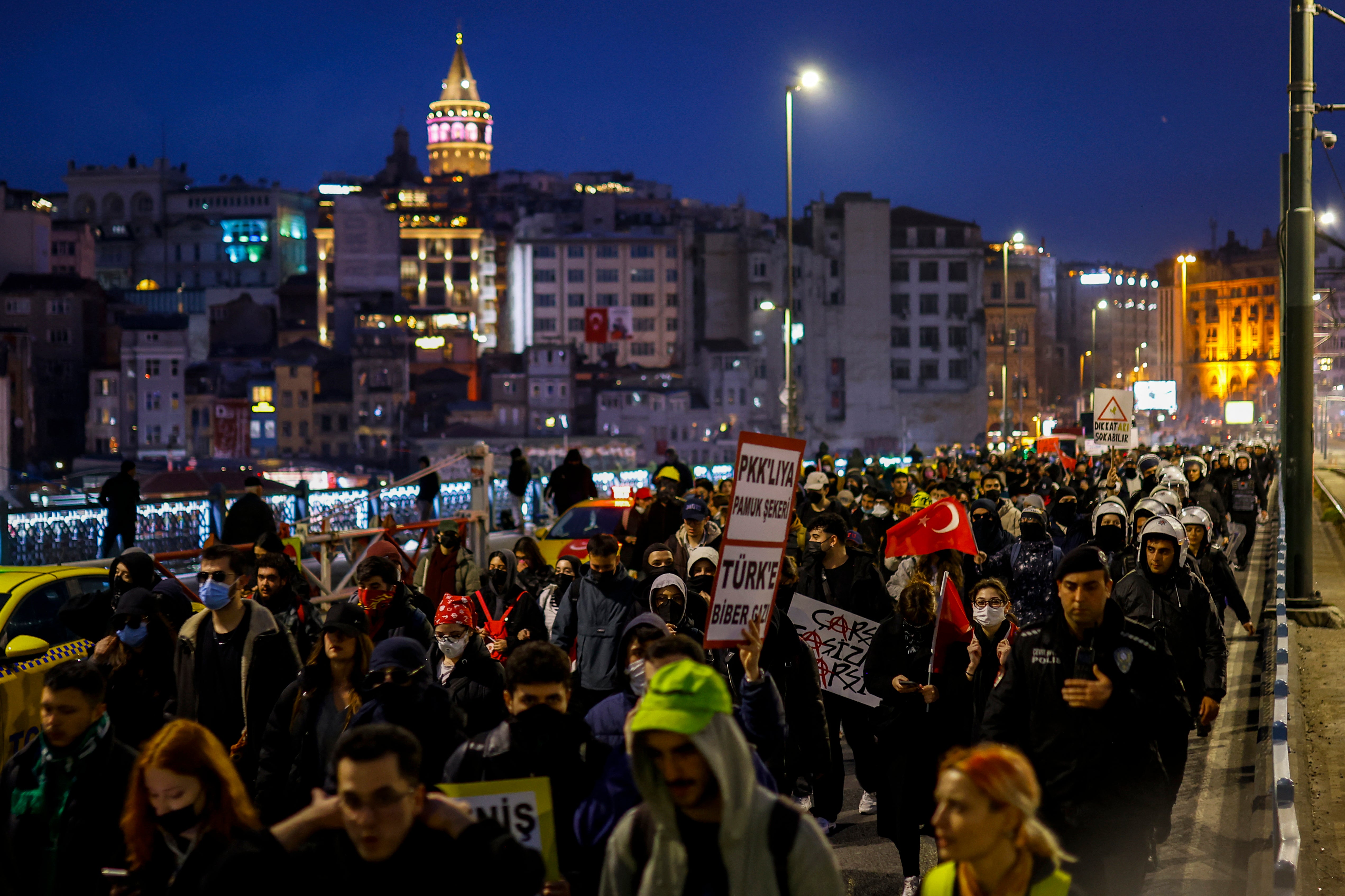 TV novinar Engin Bas rekao je da nikada nije vidio toliko studenata kako marširaju kroz Istanbul