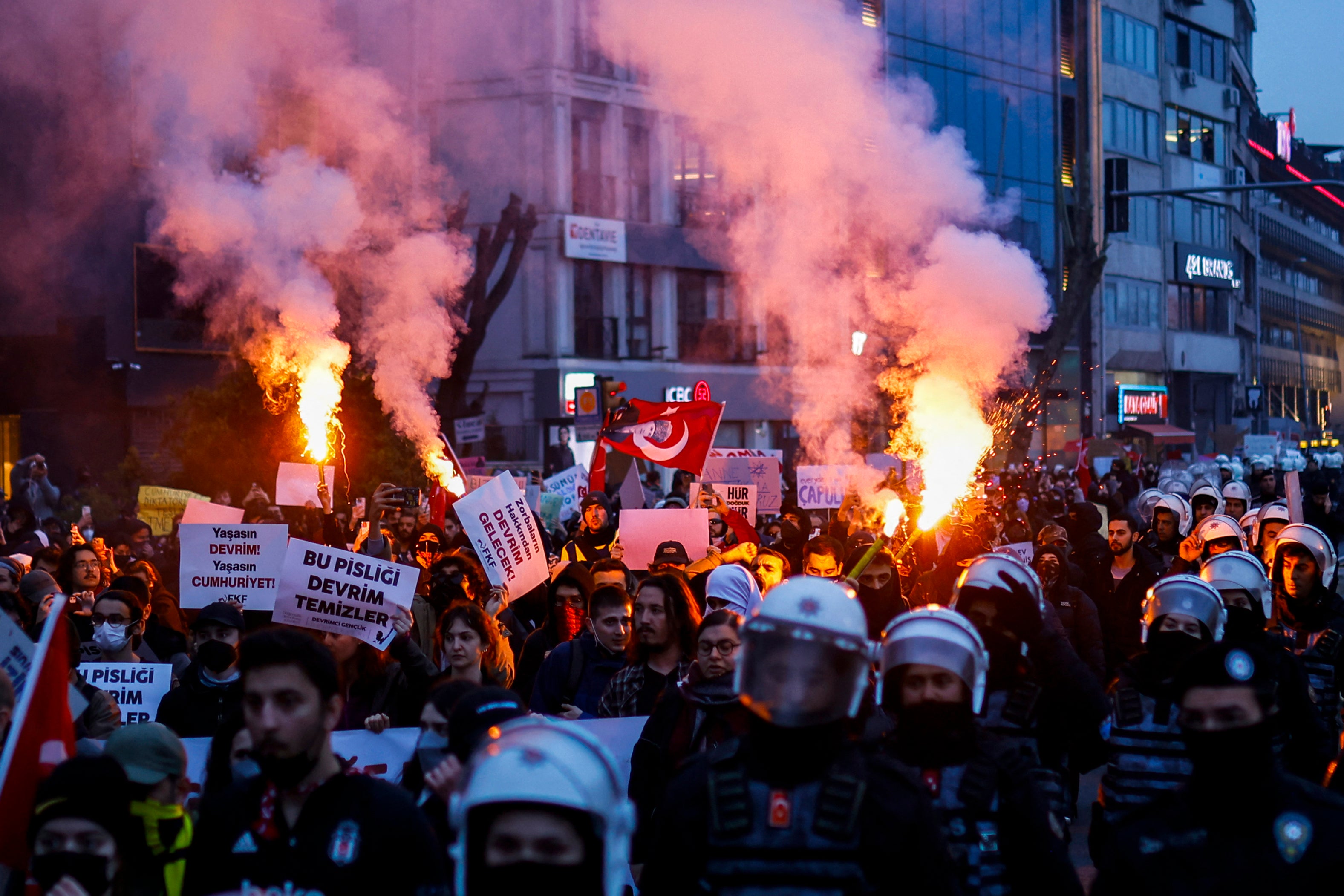 Studenti pale kad hodaju iz okruga Besiktas u Istanbulu