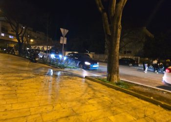 Taksisti strpljivo čekaju ispred Gripa. Hoće li zadovoljno trljati ruke na kraju večeri?