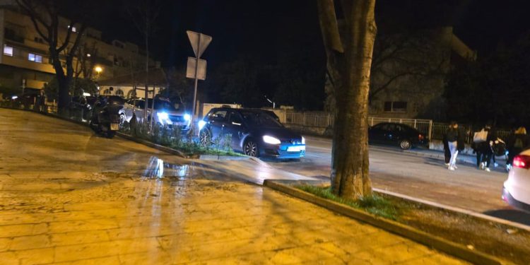 Taksisti strpljivo čekaju ispred Gripa. Hoće li zadovoljno trljati ruke na kraju večeri?