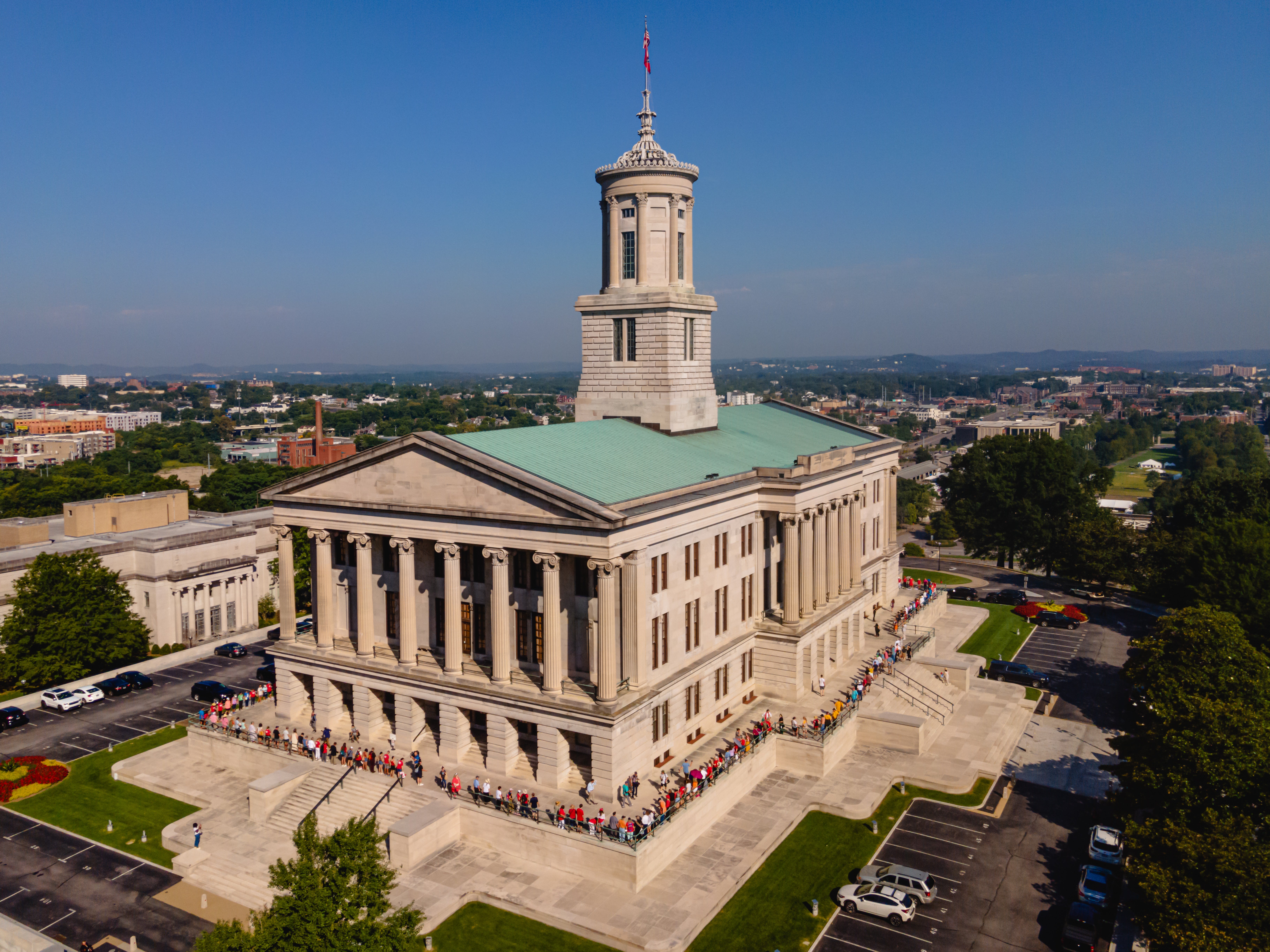 Tennessee senatori napredovali su republikanski sponzorirani prijedlog zakona koji bi naučio studente da slijede određeni slijed životnih događaja kako bi bili uspješni