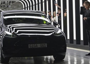 Tesla dionica se spušta usred Trumpovog upozorenja – RT World News