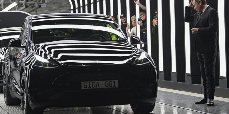 Tesla dionica se spušta usred Trumpovog upozorenja – RT World News