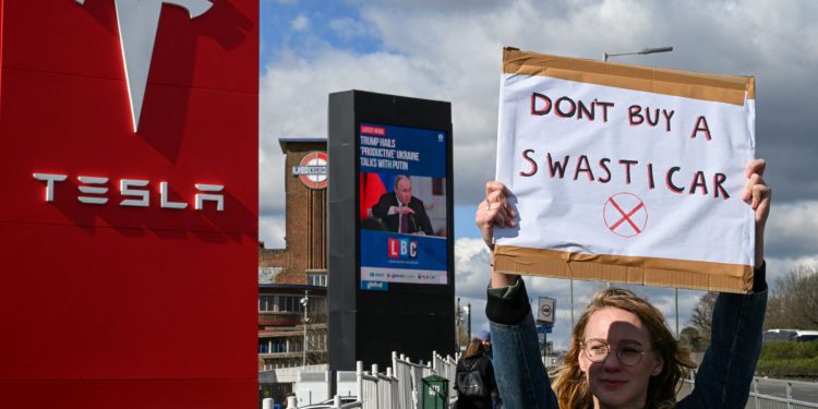 Tesli se prodaja u Europi prepolovila, kineski BYD na vrhu