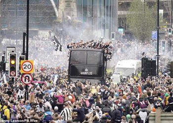 Tisuće pristalica Newcastlea izlazi da proslave povijesnu pobjedu Carabao Cupa u stilu kao liniju Toon Army line Ulica ispred parade otvorenih autobusa