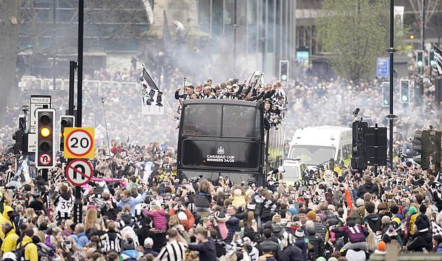 Tisuće pristalica Newcastlea izlazi da proslave povijesnu pobjedu Carabao Cupa u stilu kao liniju Toon Army line Ulica ispred parade otvorenih autobusa