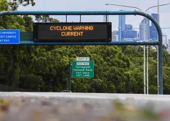Tropska ciklona Alfred slabi dok se zatvara na istočnoj obali Australije