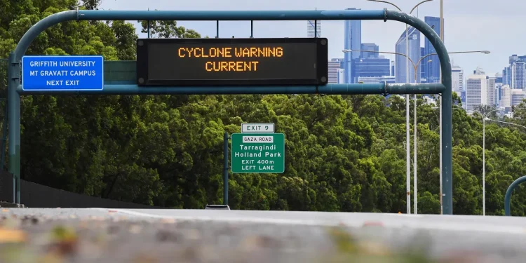 Tropska ciklona Alfred slabi dok se zatvara na istočnoj obali Australije