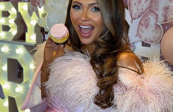 Trudna Charlotte Dawson otkriva da je u porodici dok se vozi u bolnicu s zaručnikom Matt Sarsfield kako bi dočekala svoje treće dijete