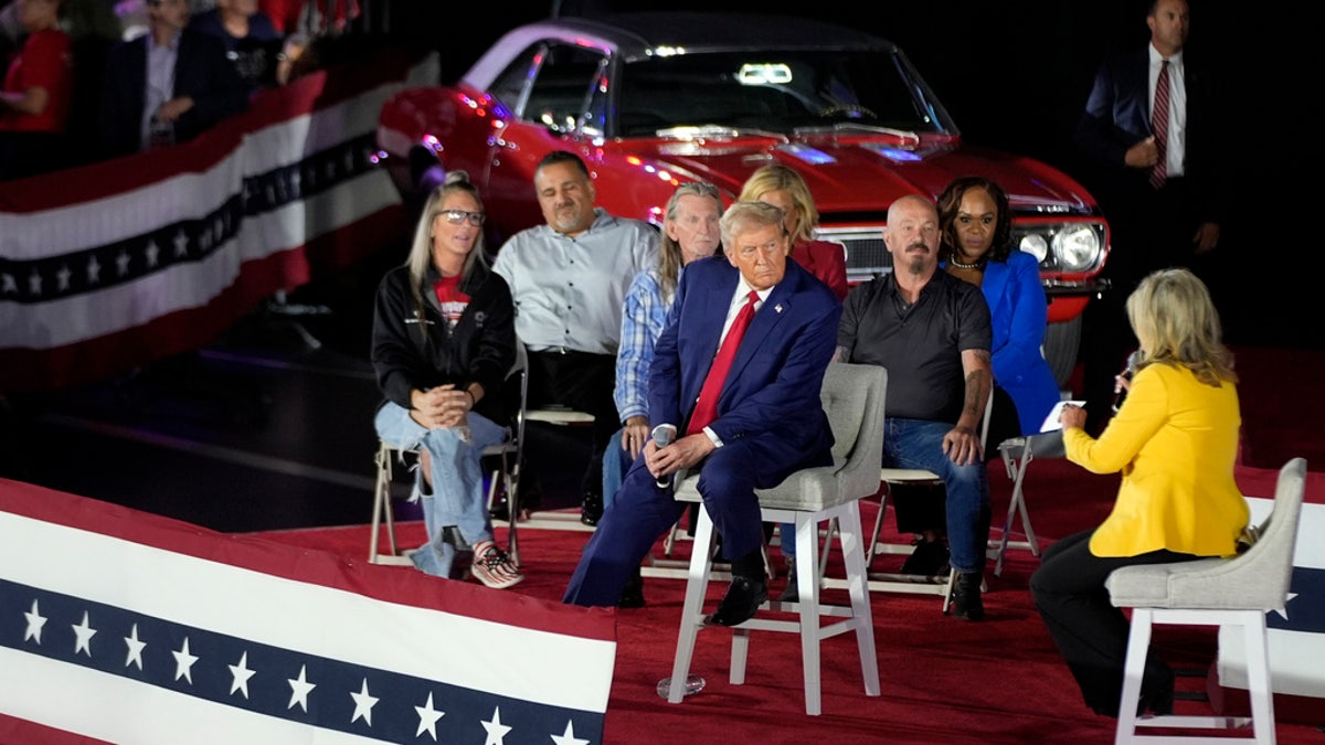 Republikanski predsjednički kandidat, bivši predsjednik Donald Trump, sluša senator Marsha Blackburn, R-Tenn., Desno, na događaju kampanje u gradskoj vijećnici na Macomb Community Collegeu, u petak, 27. rujna 2024., u Warrenu, Mich.