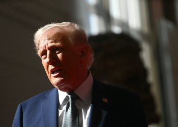 Trump ažuriranja uživo: Ministarstvo pravosuđa nastoji ukloniti suca koji je osporio letove deportacije