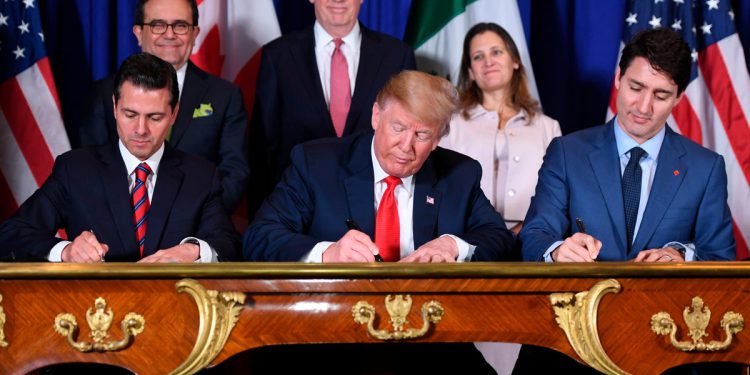 Trump cvili o tome tko je potpisao ugovor kako bi omogućio Kanadi da opskrbi energiju SAD -u – to je bio on