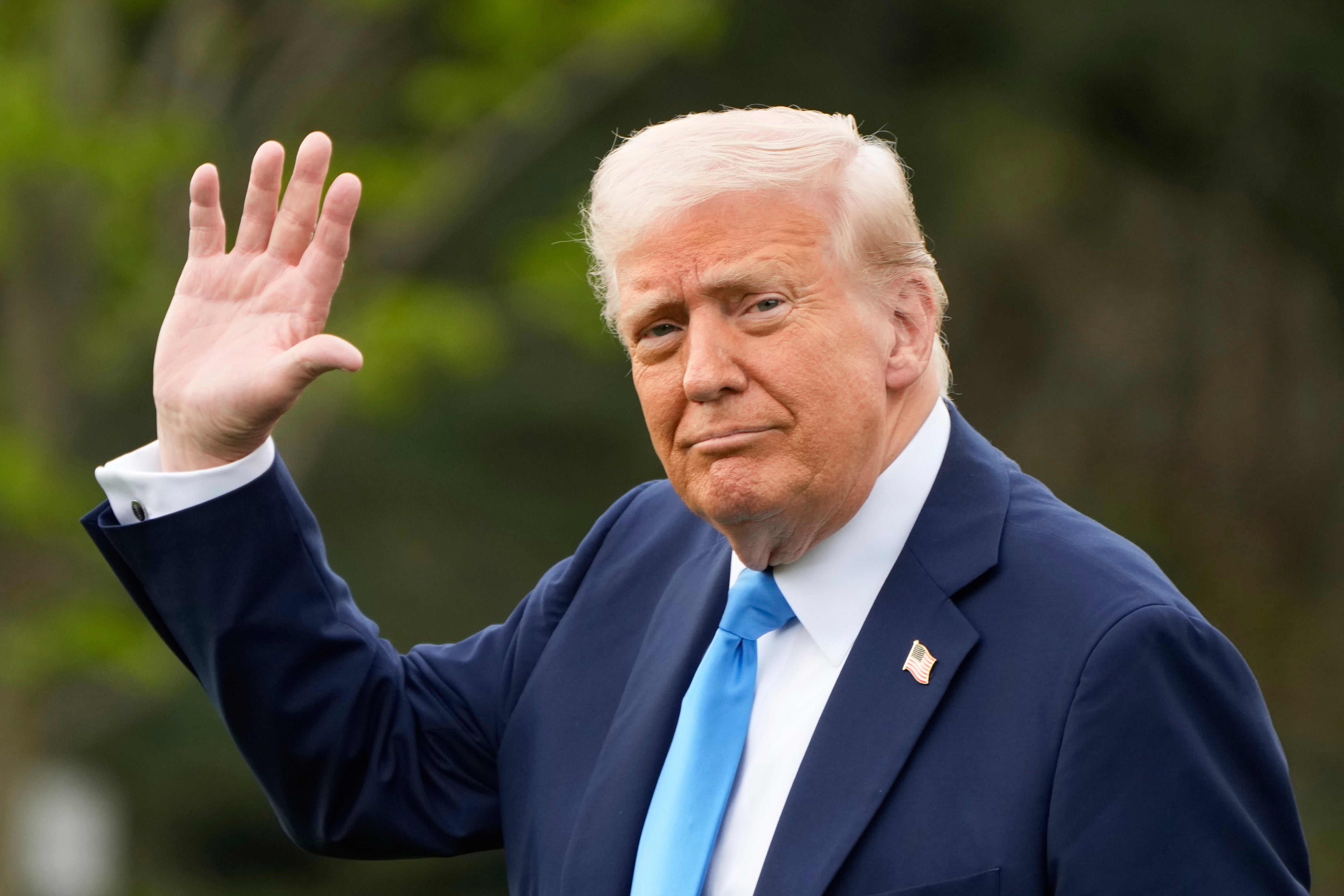 Dvojica saveznih sudaca blokirala su gotovo identične izvršne naredbe, koje je potpisao Donald Trump, ciljajući dvije istaknute odvjetničke tvrtke povezane s istragom bivšeg direktora FBI -a Roberta Muellera u predsjednika